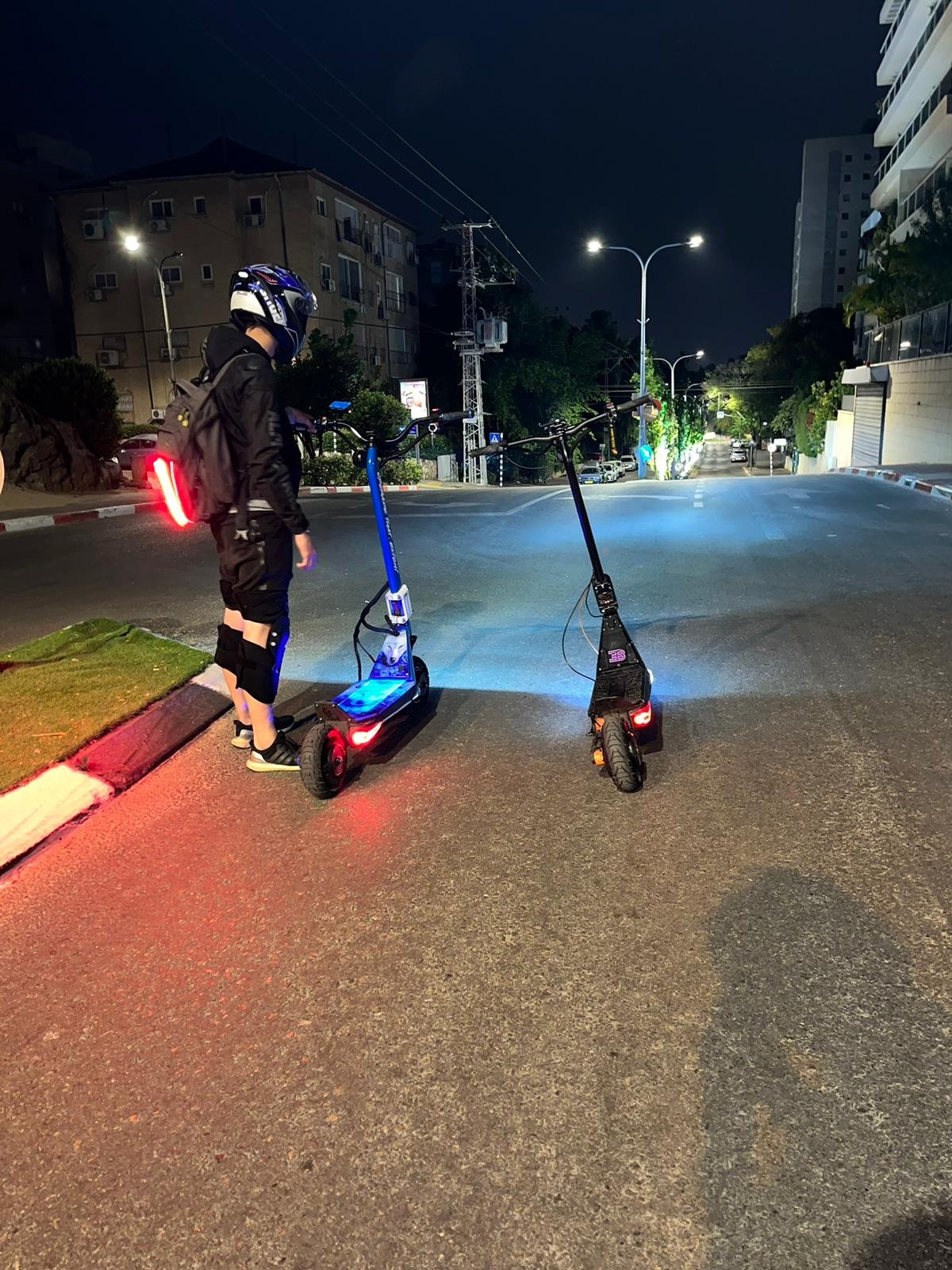 מפגש רוכבי אופניים חשמליים בפארק